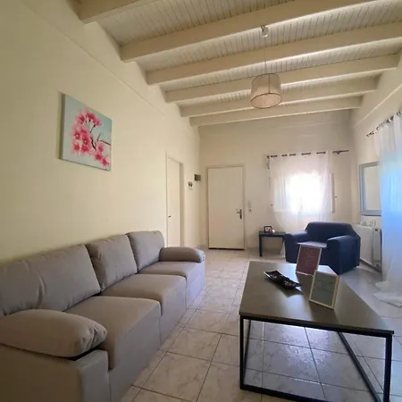 George House Holiday home Afra