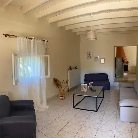 George House Holiday home Afra